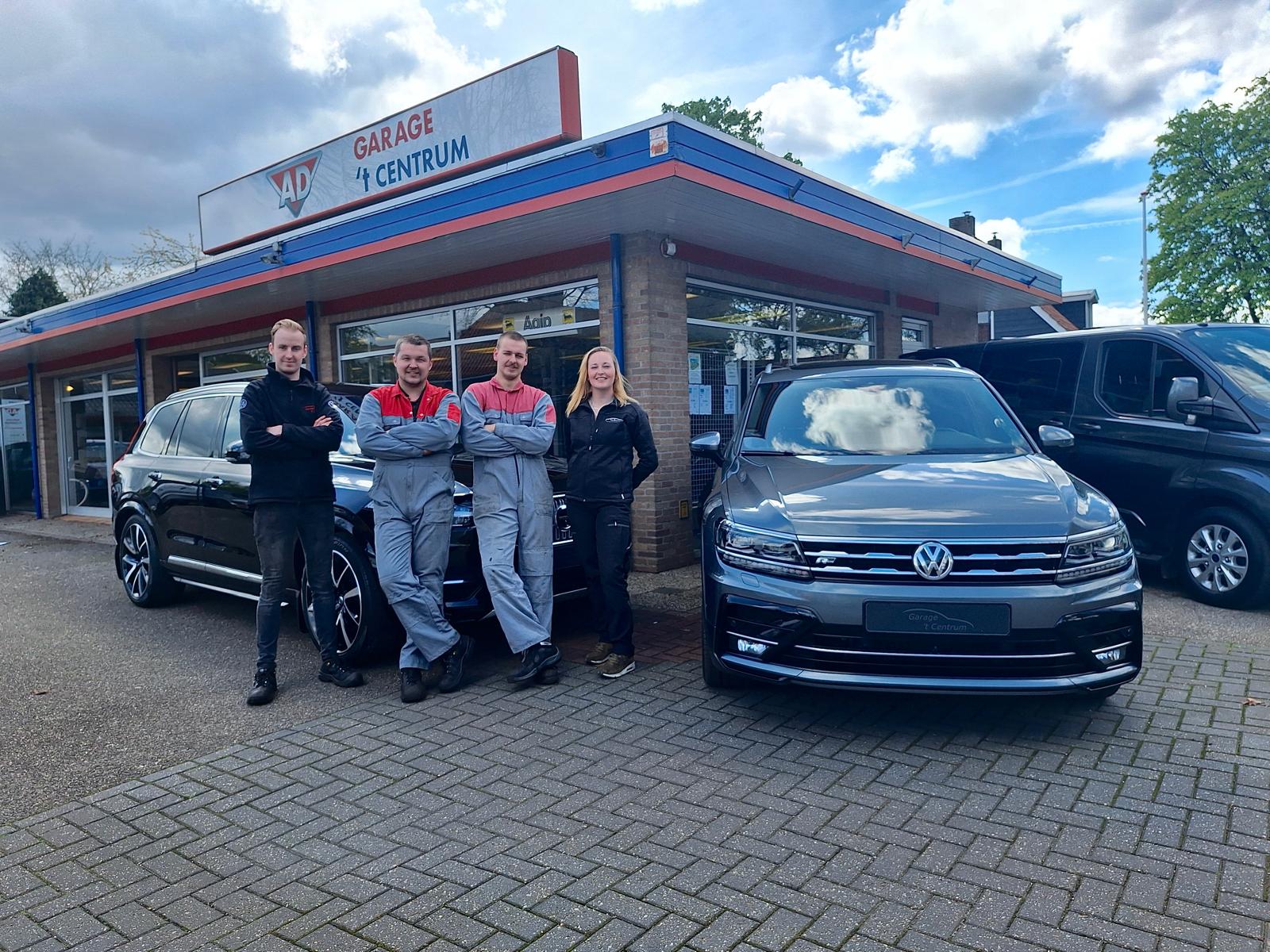 Het team van Garage ’t Centrum voor de showroom, met een Volkswagen Tiguan en een bedrijfsbus